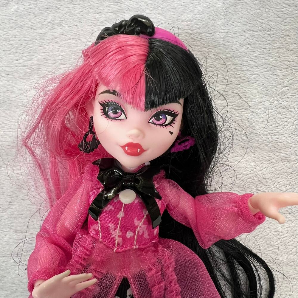 2022 Monster High Draculaura Count Fabulous Doll by Mattel - Picture 3 of 9